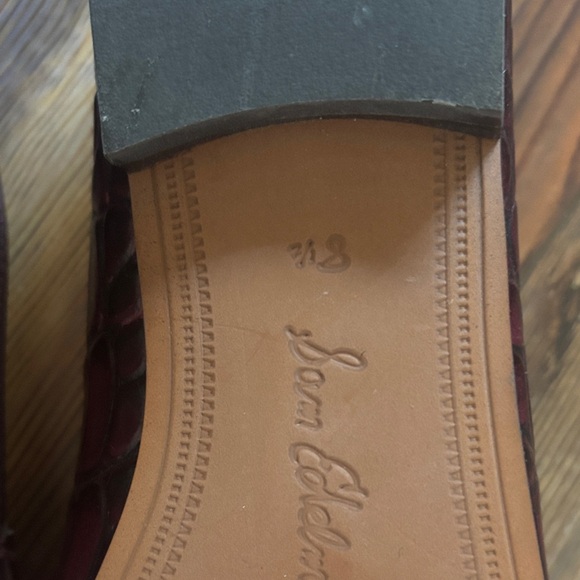 Sam Edelman Burgundy Croc-Embossed Loafers with Gold Chain 8.5 - Picture 4 of 6